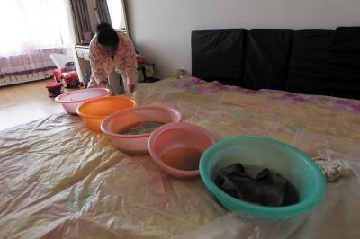 安化楼上漏水，住户失联，小区没物管，业主维权难！律师来支招……